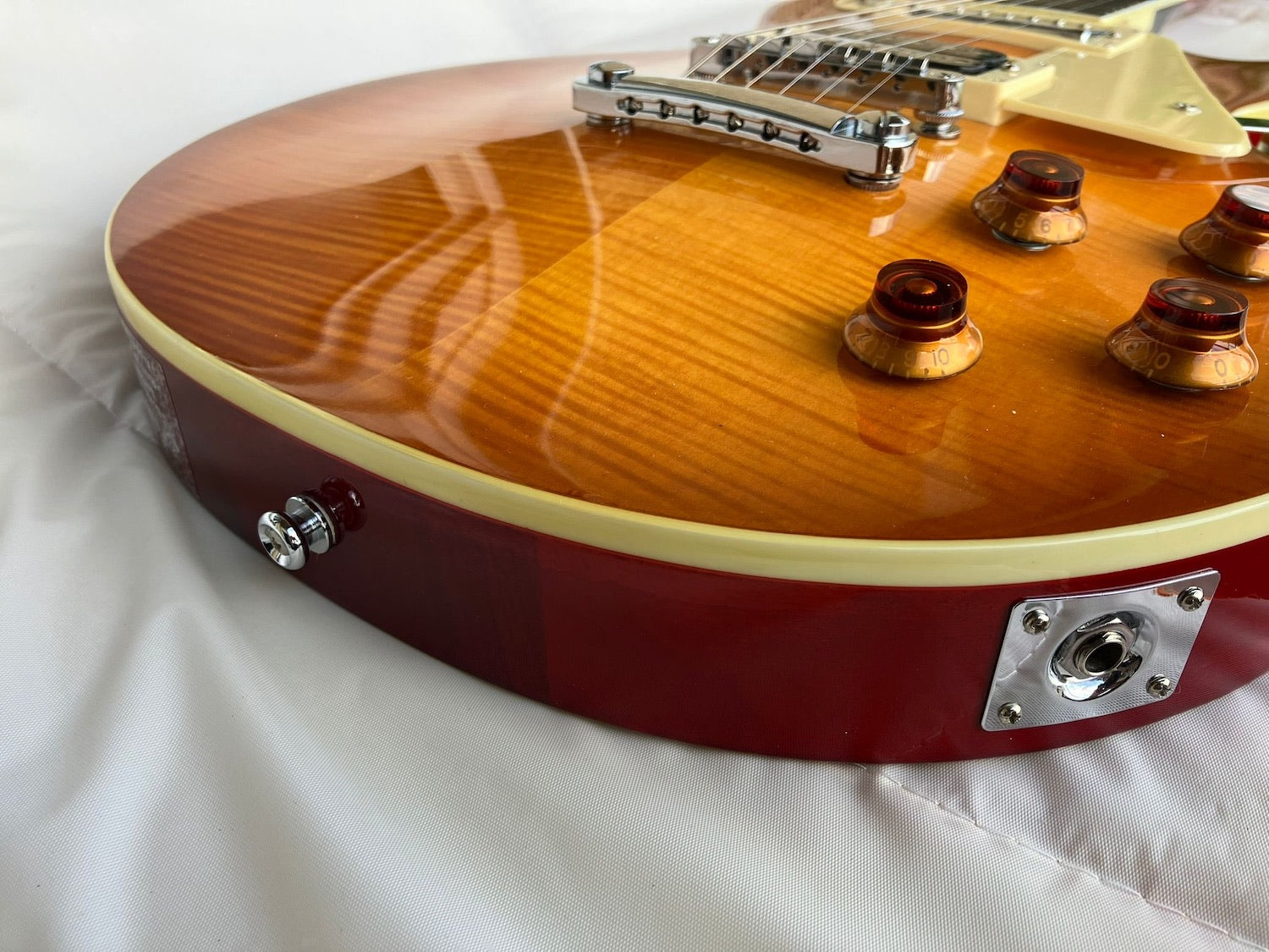custom-les-paul-style-guitar-body.JPG